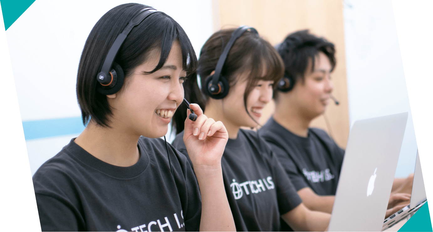 オンラインレッスンで集中して聞いている男性